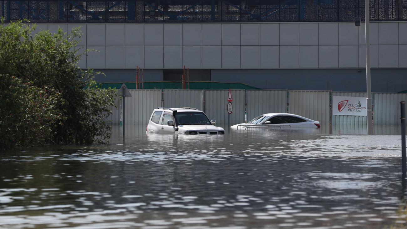 Árvízben álló autók Dubajban 2024. április 17-én. Az időjárási adatok 1949-es rögzítése óta még soha nem esett le ilyen gyorsan ennyi csapadék a térségben. A heves esőzések következtében egy ember életét vesztette.