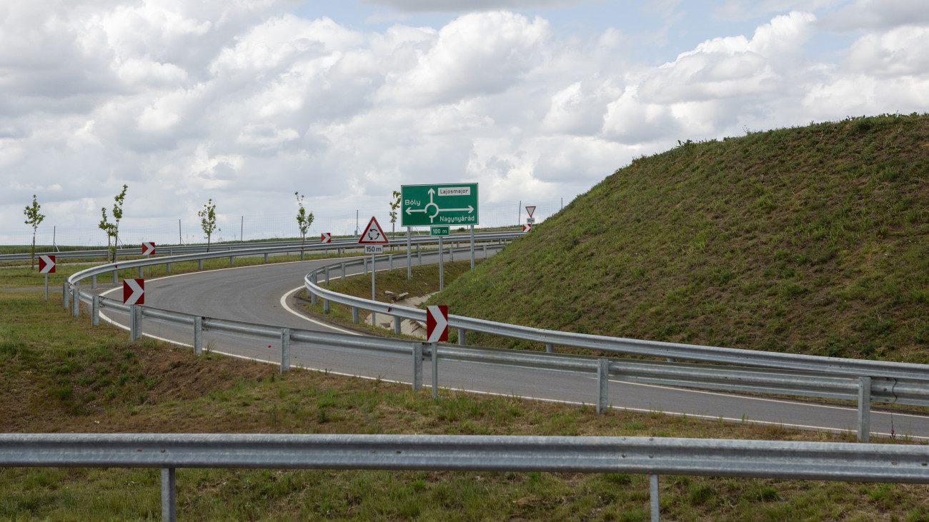 Az M6-os autópálya Bóly és Lippó közötti szakasza a forgalomba helyezése napján, 2024. május 2-án.
